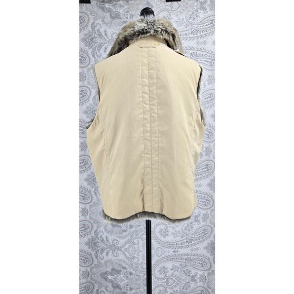 Women's weatherproof faux fur sleeveless coat. - Picture 11 of 15